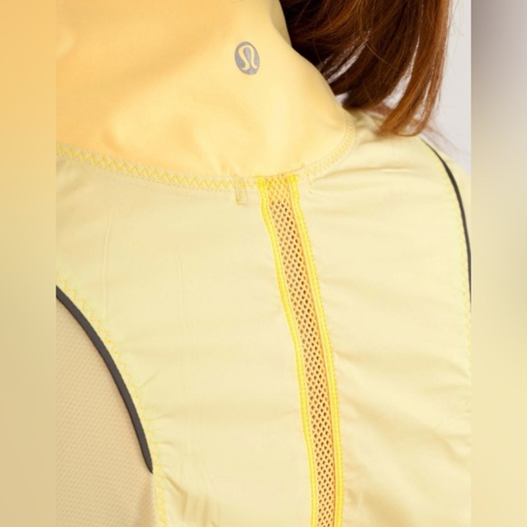 Lululemon Run: Two To Make It True Jacket in Mellow Lemon / Burning Yellow - Picture 3 of 6